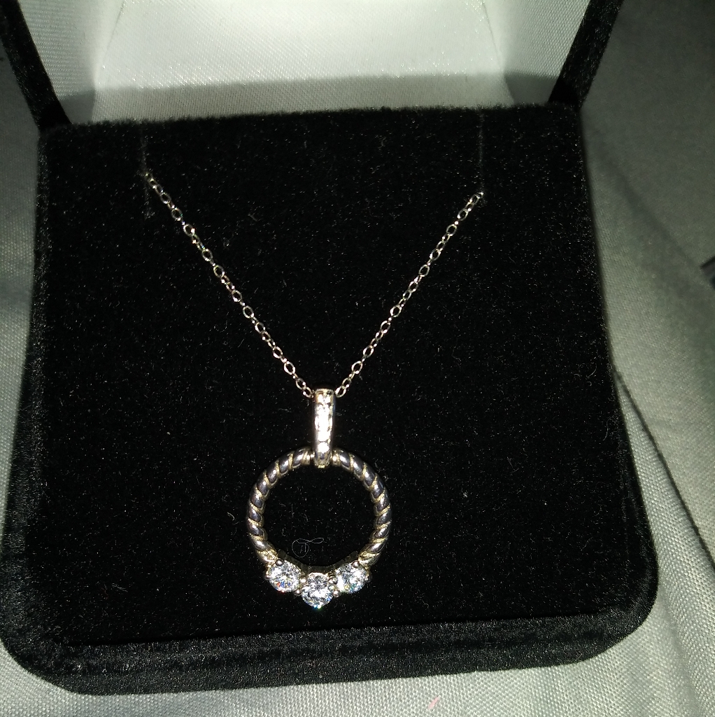 Beautiful Sterling Silver Cz Necklace 20$